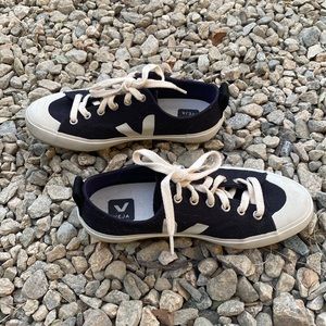 Veja Women’s Black Nova Canvas Pierre